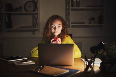 Geç akşam kadar laptop evde çalışma serbest meslek