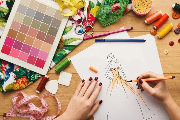 Вид сверху на женщин-дизайнеров, рисующих эскизы одежды — стоковое фото