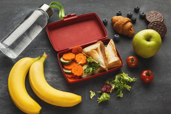 Az egészséges táplálkozás, a háttér fekete tábla ebéd-box — Stock Fotó