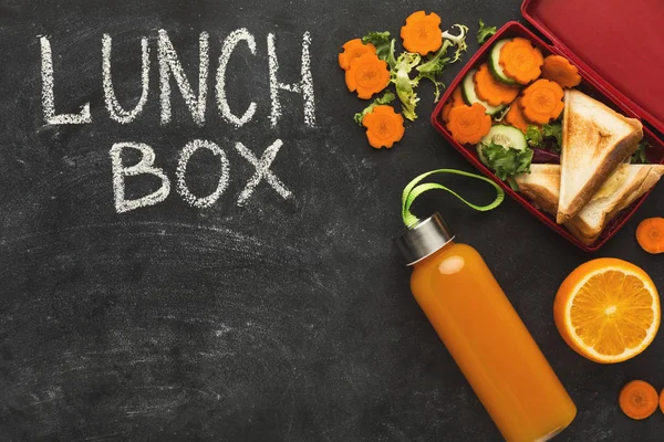 Обідні коробки, наповнені здоровою їжею на чорній дошці — стокове фото
