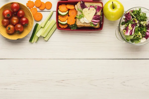 Preapring nyttiga snacks på vit rustik trä — Stockfoto