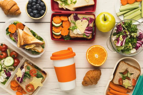 Az egészséges táplálkozás, a háttér fehér asztal ebéd-box — Stock Fotó