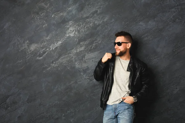 Handsome smiling man posing in studio — Stock Photo, Image