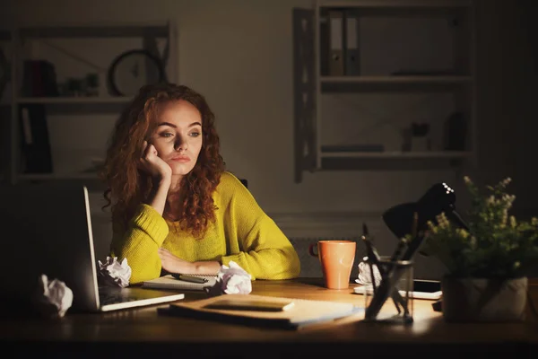 Donna d'affari stanca in ufficio, copiare spazio — Foto Stock