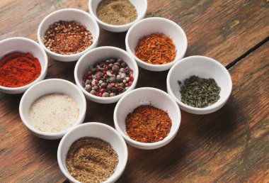 Küçük su bardağı içinde çeşitli baharatlar