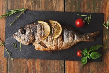 Bütün dorado ahşap üzerine limon dilimleri ile ızgara