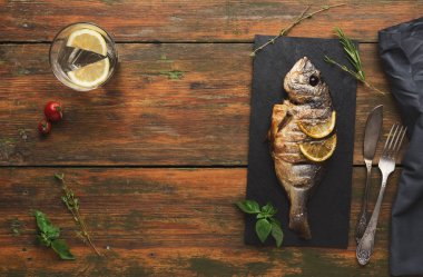 Bütün dorado ahşap üzerine limon dilimleri ile ızgara