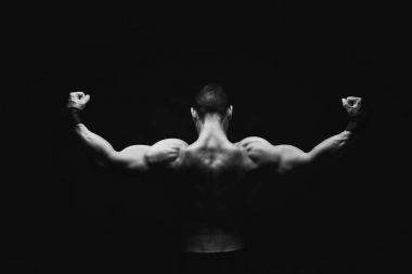 Tanınmayan adam güçlü sırt kasları closeup gösterir