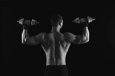 Dumbbell aidatı çıplak kas vücut ile güçlü atletik erkek