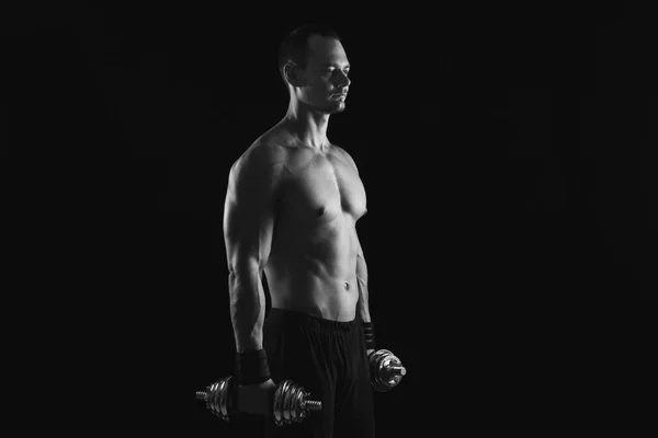 아령 showes 벗은 근육 질 몸매와 강한 운동 남자 — 스톡 사진