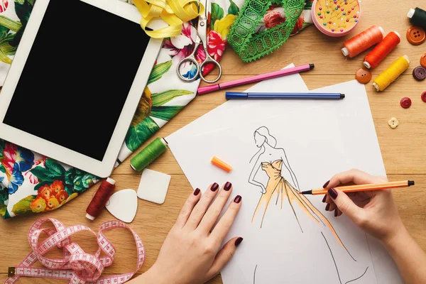 Vista superior de la mujer diseñador dibujo bocetos de ropa — Foto de Stock