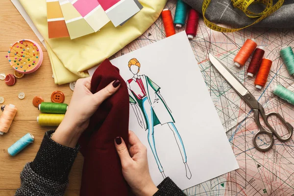 Diseñadora de moda femenina que trabaja con muestra de tela e ilustración dibujada — Foto de Stock