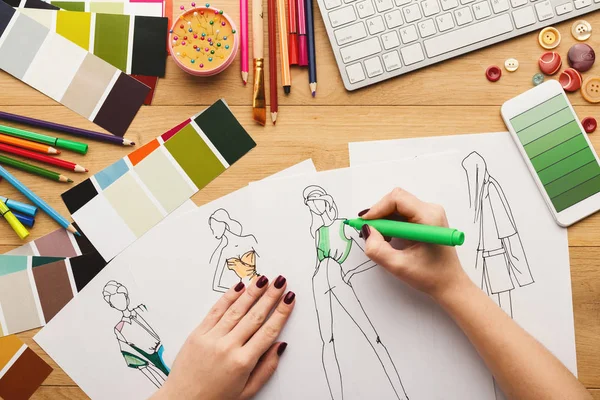 Вид зверху на жінку дизайнер малює ескізи одягу — стокове фото