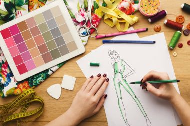 Kadın tasarımcı çizim elbise Eskizler üzerinde Üstten Görünüm