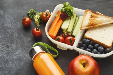 Beslenme çantası siyah tablo arka plan üzerinde sağlıklı gıda ile