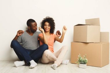 Yeni apartman katında oturan Afrikalı-Amerikalı