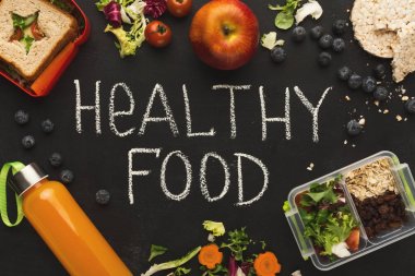 Kara tahta üzerinde sağlıklı gıda ile öğle yemeği kutuları dolu