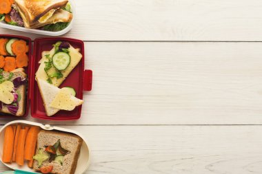 Beyaz ahşap kurullarında çeşitli kunch kutuları Üstten Görünüm