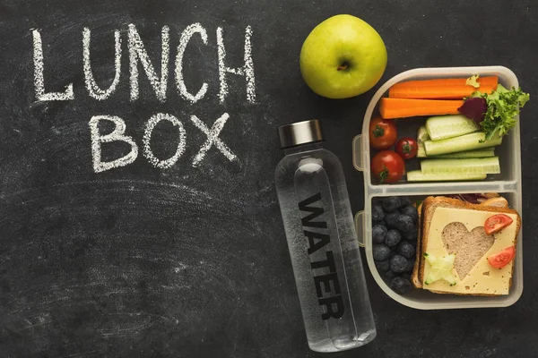 Ebéd dobozok tele egészséges élelmiszer-fekete táblán — Stock Fotó