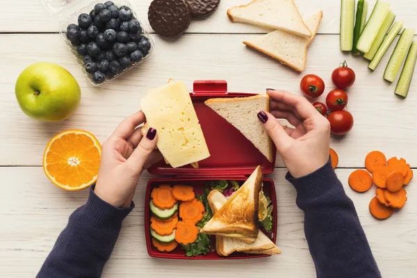 Preapring nyttiga snacks på vit rustik trä — Stockfoto