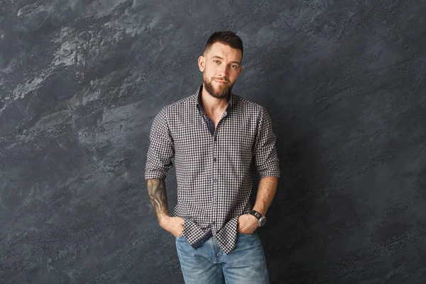 Guapo sonriente hombre posando en estudio — Foto de Stock