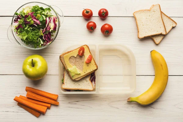 Vorbereiten gesunder Snacks auf weißem, rustikalem Holz — Stockfoto