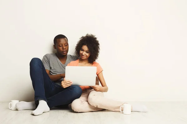 Šťastný pár afroamerické online nakupování na laptop — Stock fotografie