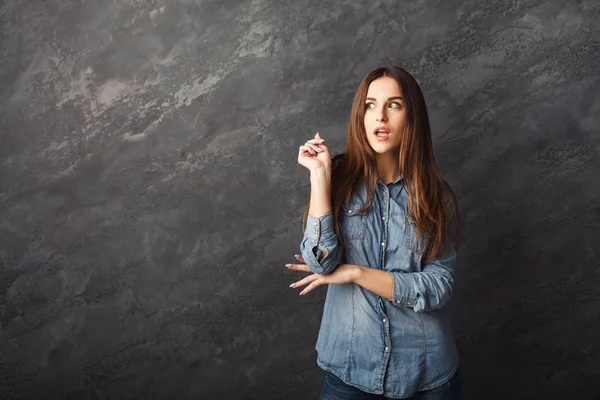 Retrato de mulher pensativa com olhar misterioso — Fotografia de Stock