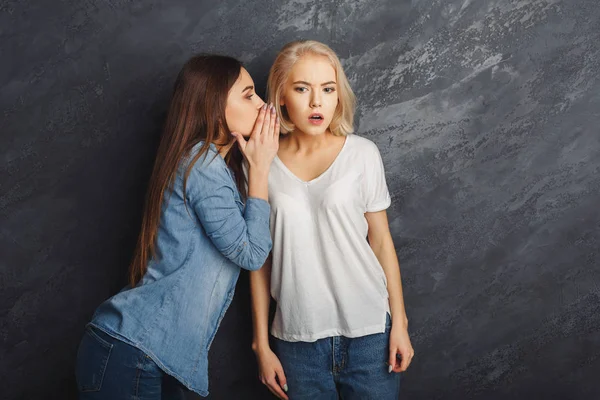 Duas amigas se divertindo no fundo do estúdio — Fotografia de Stock