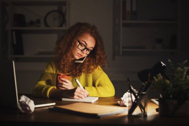 Evet iş yerinde düşünceli kadın