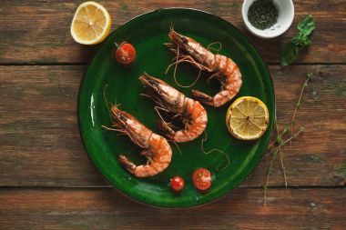Yeşil plaka üzerinde limonlu karides