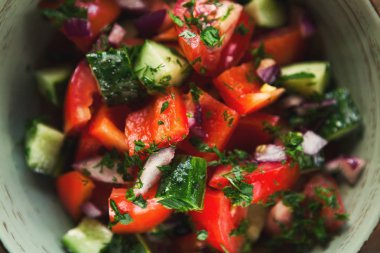 Biber, domates ve salatalık ile sebze salatası