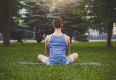 Genç adam pratik yoga, meditasyon poz sakin ol