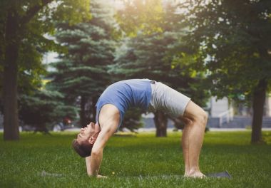 Adam eğitim yoga masa üstü açık havada poz