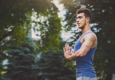 Adam açık havada eller dua ile meditasyon