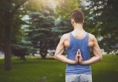 Pratik yoga, ters dua poz genç adam