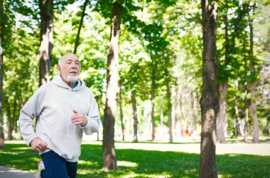Yeşil park, kopya alanı koşan yaşlı adam