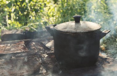 Eski kamp çaydanlığı koyayım piknik içinde akşam yemeği. Portre.