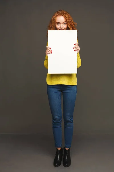 Молода щаслива жінка з чистим білим папером — стокове фото