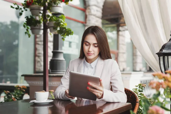 Joven mujer de negocios al aire libre trabajando con portátil —  Fotos de Stock