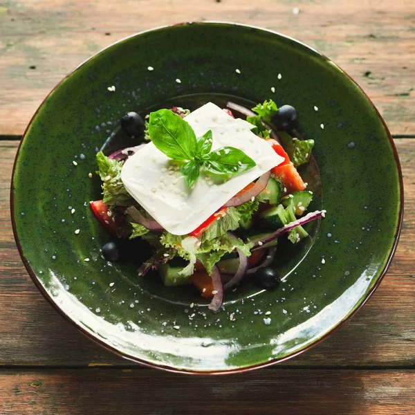 Весенний овощной салат с сыром фета — стоковое фото