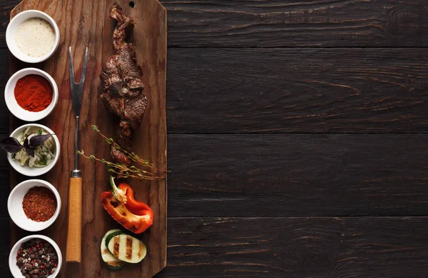 素朴な木の板で野菜や肉のグリル — ストック写真