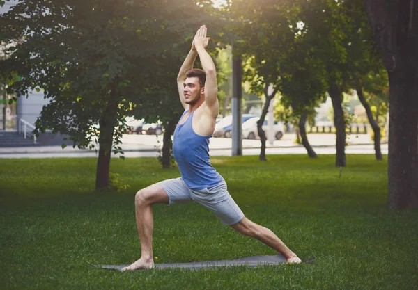 Ung man praktisera yoga utomhus — Stockfoto