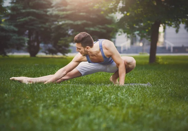 Fitness man at stretching training outdoors — Stock Photo, Image
