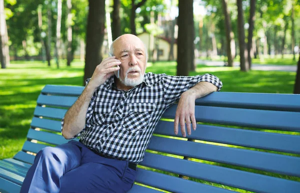 Triste hombre mayor con móvil al aire libre —  Fotos de Stock