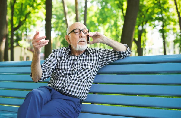 Homme âgé avec mobile à l'extérieur — Photo