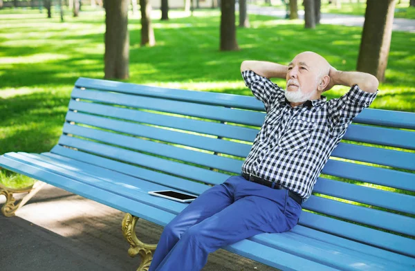 Relajado hombre mayor al aire libre —  Fotos de Stock