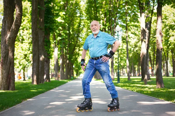 Homem sênior patinagem ao ar livre — Fotografia de Stock