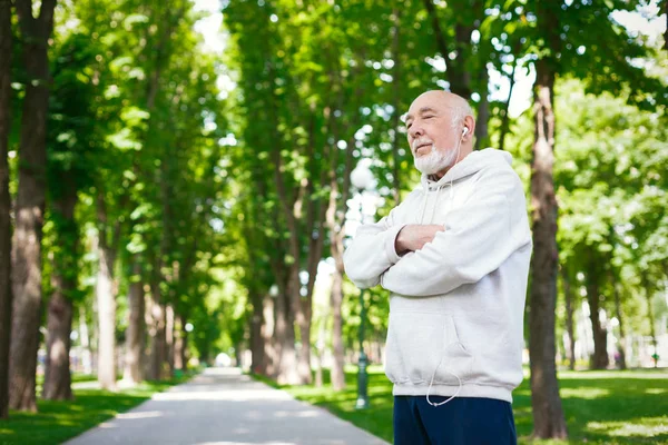 Hombre mayor corriendo en el parque verde, espacio para copiar —  Fotos de Stock