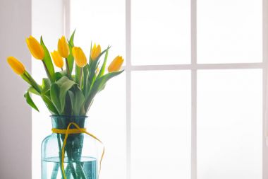 Pencere arka plan, kopya alanı, çiçek arka plan, Sarı laleler